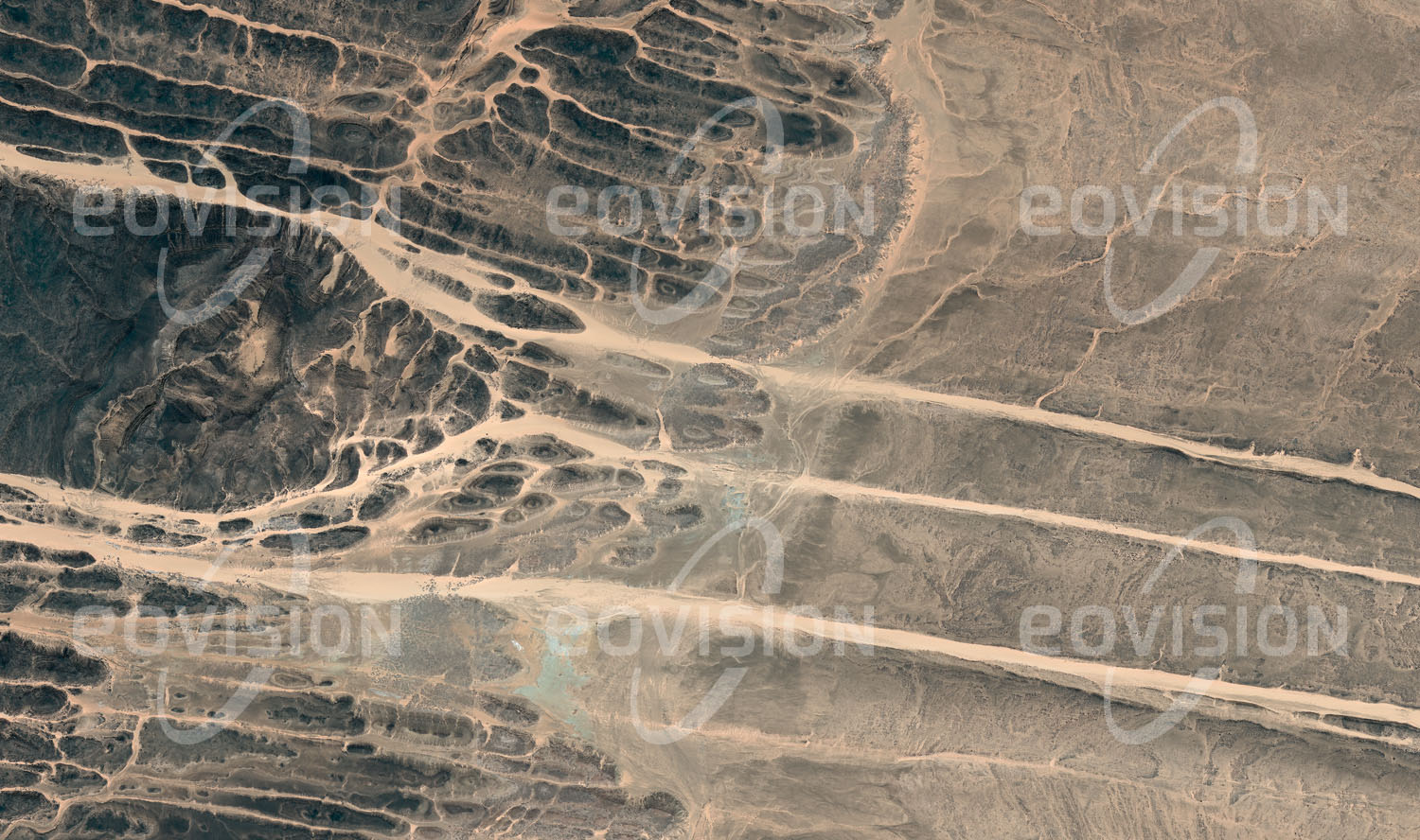 Das Satellitenbild 'PLATEAU DU TCHIGAĬ , Niger' ist dem Bildband "Untouched Nature - Naturlandschaften in Satellitenbildern" entnommen. Auf den nordwestlichen Ausläufern des Tibesti-Gebirges in Niger herrschen stabile Winde aus Nordost vor. Diese erzeugen bis zu 30 km lange Längsdünen, auch Seif-Dünen genannt (arabisch für Schwert).