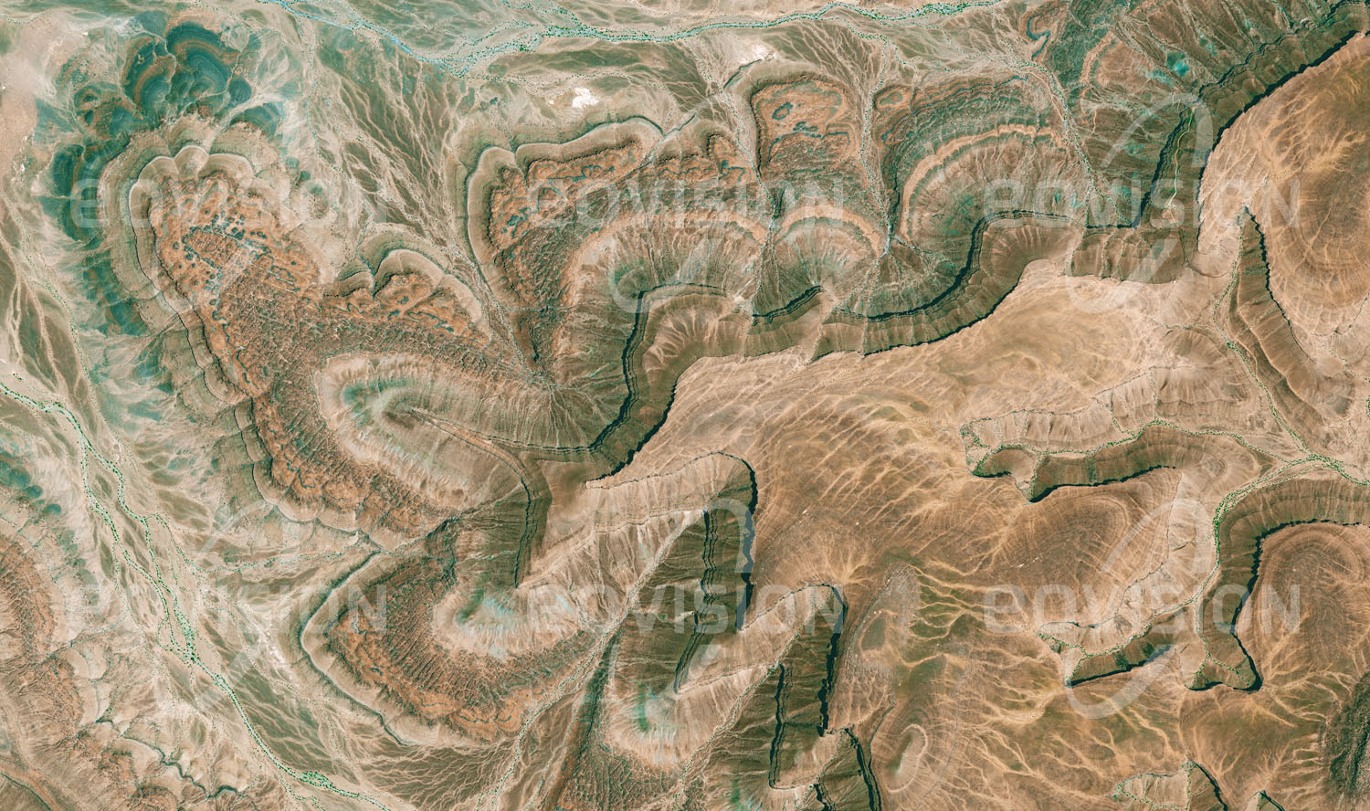 Das Satellitenbild 'ADRAR PLATEAU, Mauretanien' ist dem Bildband "Untouched Nature - Naturlandschaften in Satellitenbildern" entnommen. Die Ausläufer des Plateaus in Mauretanien geben Hinweise auf die unterschiedliche Härte der Gesteinsschichten. Harte Schichten stellen für darunter liegende weiche einen Schutz vor Erosion dar.