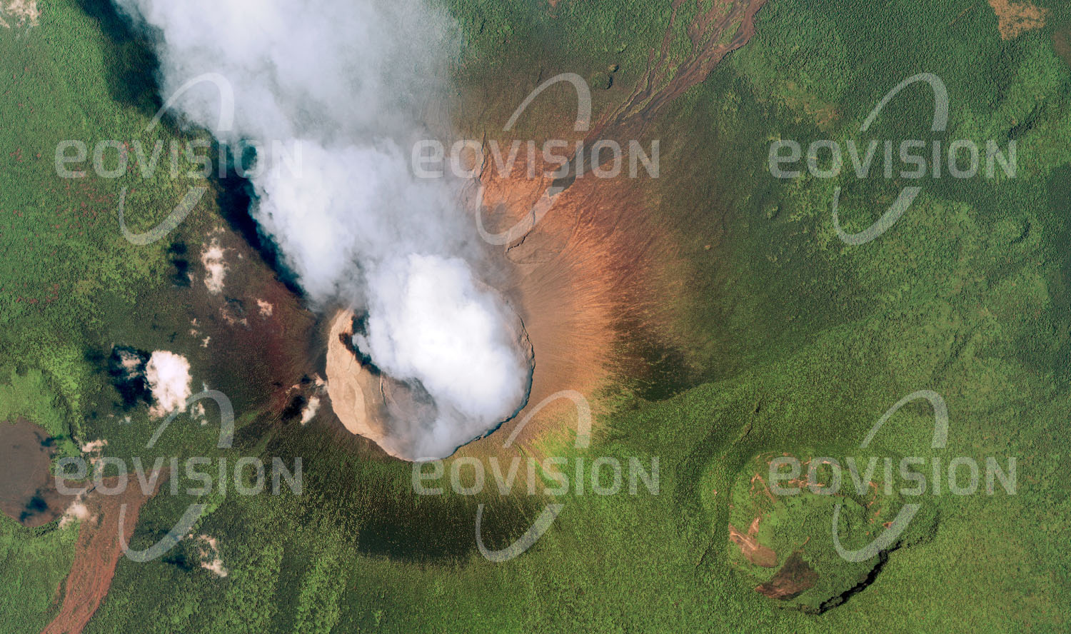 Das Satellitenbild 'NYIRAGONGO, Kongo, DRC' ist dem Bildband "Untouched Nature - Naturlandschaften in Satellitenbildern" entnommen. Der Krater des aktiven Vulkans Nyiragongo ist mit einem Lavasee gefüllt, der täglich 70.000 Tonnen Schwefeldioxid ausstößt, so viel wie weltweit alle anderen Vulkane zusammen. In­mitten eines schwer zugänglichen Regenwalds liegt er als einer von acht Vulkanen innerhalb des Virunga-Nationalparks, in dem eine Reihe gefährdeter Tierarten wie Berggorillas, Wald-elefanten und Okapis beheimatet sind.