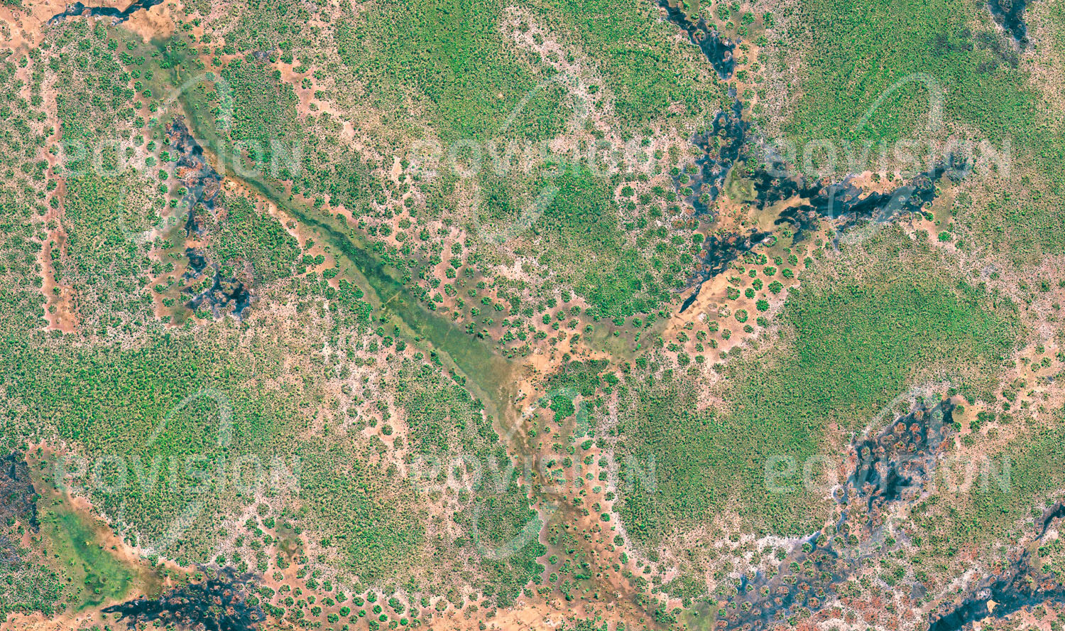 Das Satellitenbild 'KASUNGU, Malawi' ist dem Bildband "Untouched Nature - Naturlandschaften in Satellitenbildern" entnommen. Die Mischung aus dichter Baumsavanne mit offenen Graslandschaften entlang der Flüsse des Nationalparks stellt für die afrikanische Tierwelt mit Elefanten und Löwen einen idealen Lebensraum dar.