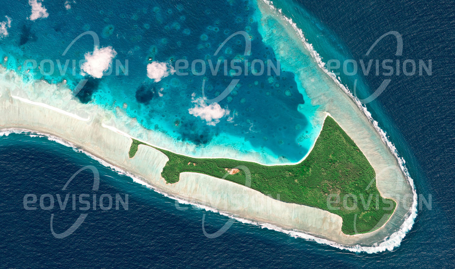 Das Satellitenbild 'EGMONT ISLANDS, Großbritannien' ist dem Bildband "Untouched Nature - Naturlandschaften in Satellitenbildern" entnommen. Das Atoll im Chagos-Archipel im Indischen Ozean ist wegen der außergewöhnlichen Artenvielfalt in seinem Riff mit mehr als 200 Korallen- und fast 800 Fischarten bedeutend.