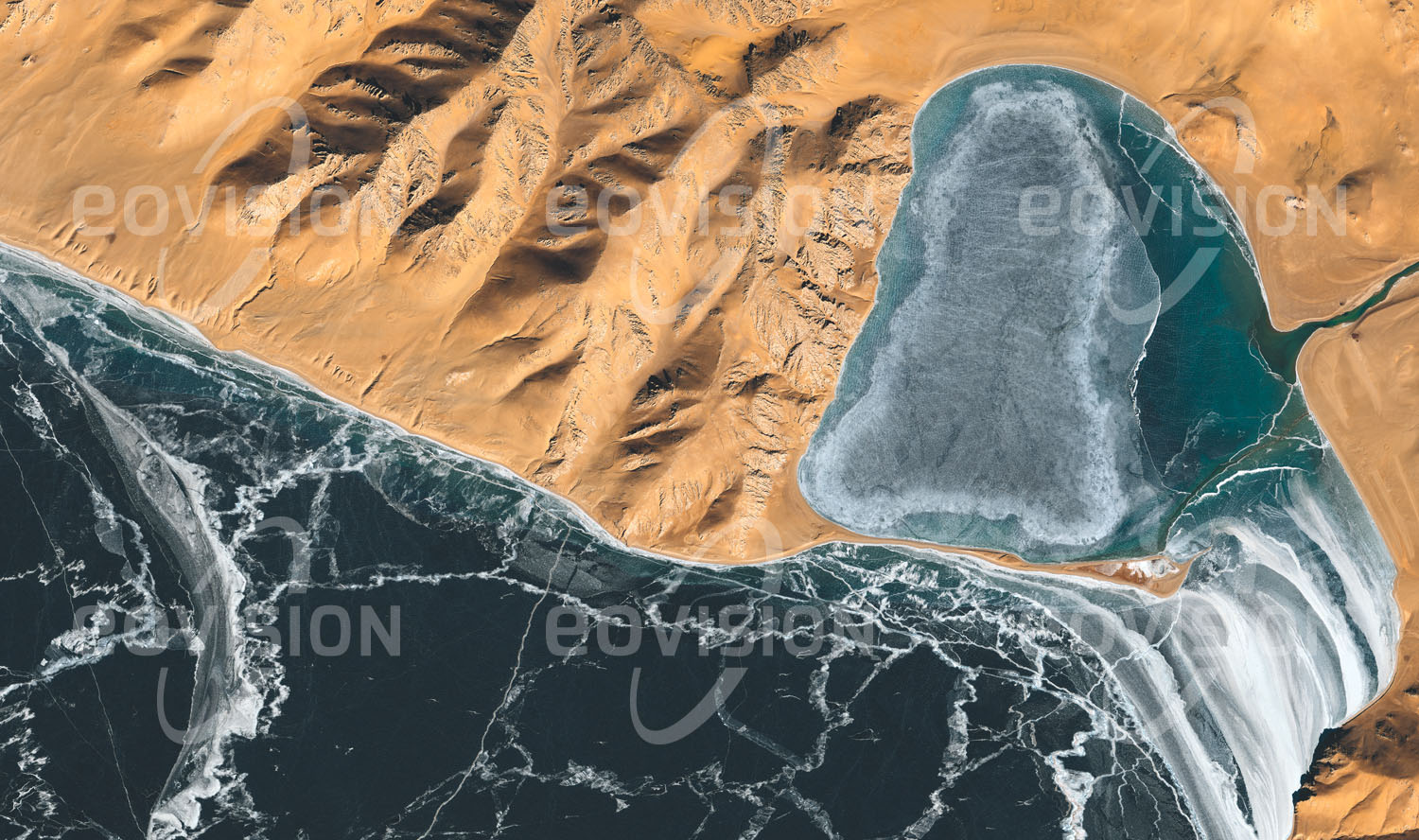 Das Satellitenbild 'ZIGUI CUO, China' ist dem Bildband "Untouched Nature - Naturlandschaften in Satellitenbildern" entnommen. Durch den Himalaya von den Monsunregen abgeschirmt ist das Hochland von Tibet trocken und wüstenhaft. Die Trockenheit wird in der schneefreien Landschaft um den eisbedeckten See deutlich.