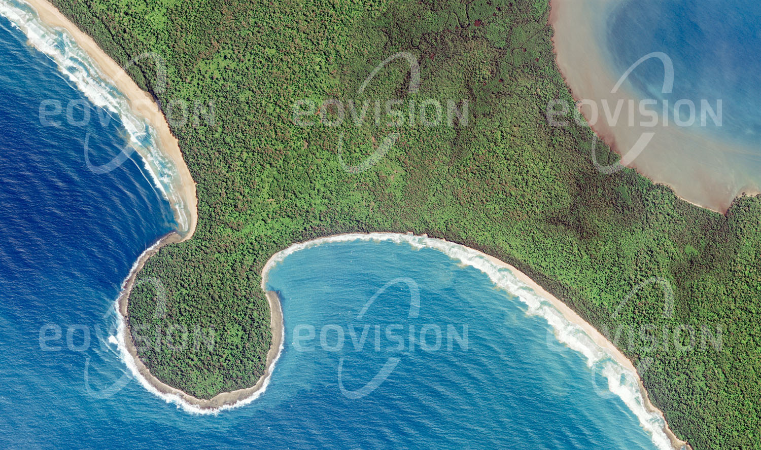 Das Satellitenbild 'TANJUNG RANJANG, Indonesien' ist dem Bildband "Untouched Nature - Naturlandschaften in Satellitenbildern" entnommen. Der Tieflandregenwald im Nationalpark Ujung Kulon an der Westspitze Javas bietet den letzten Java-Nashörnern Indonesiens Lebensraum. Krokodile sind in den Mangroven am Ufer häufig.