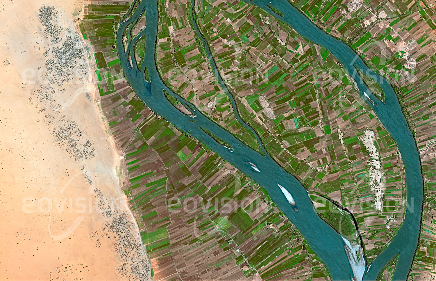 Das Satellitenbild 'EL QUWEIZ, Sudan' ist dem Bildband "Wüsten - Lebensraum der Extreme" entnommen. Das 70 Kilometer nördlich von Khartum gelegene El Quweiz ist eines von vielen Dörfern, die den Nil auf seinem Weg durch die Wüste säumen. Meist sind die ebenen Flächen um den Fluss landwirtschaftlich genutzt, während die Siedlungen am Rand der Wüste liegen. So werden die nutzbaren Flächen geschont, zugleich ist man vor Überschwemmungen geschützt. Diese sind heute auch durch eine Reihe von Stauwerken entlang des Flusses gemildert.