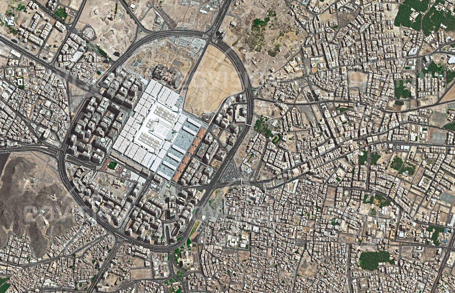 Das Satellitenbild 'MEDINA, Saudi-Arabien' ist dem Bildband "Wüsten - Lebensraum der Extreme" entnommen. Die Geschichte Medinas reicht bis in die Zeit der Babylonier zurück. Heute gehört es als Begräbnisstätte Mohammeds neben seiner Geburtsstadt Mekka zu den beiden wichtigsten Stätten des Islams, weshalb es auch als al-Madinah al-Munawwarrah bezeichnet wird, „die Strahlende“. Mit der Prophetenmoschee al-Masdschid an-Nabawi ist die Stadt der zweitwichtigste Pilgerort des Islams. Hierher floh Mohammed bei der Hidschra im Jahr 622, das auch den Beginn des islamischen Kalenders markiert. Medina ist auch für seine Datteln berühmt, von denen hier mehr als 100 Sorten gezüchtet werden.