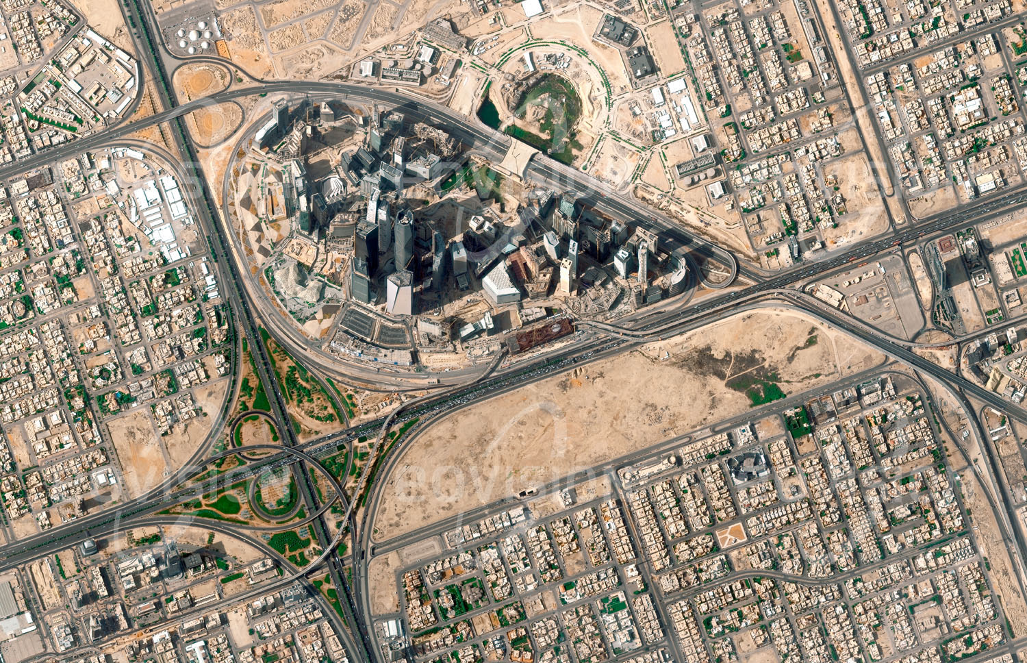 Das Satellitenbild 'RIAD, Saudi-Arabien' ist dem Bildband "Wüsten - Lebensraum der Extreme" entnommen. Das Stadtentwicklungsprojekt des King Abdullah Financial Districts wird im Endausbau 59 Hochhäuser mit bis zu 380 Meter Höhe umfassen. Neben Büros entsteht auch Wohnraum für 12.000 Einwohner. Finanzielle Probleme der Betreiber haben zu Verzögerungen geführt. Nach dreijährigem Baustopp wurde das Projekt vom saudischen Finanzministerium für die Fertigstellung übernommen. Für Herbst 2020 ist der Financial District als Austragungsort des G20-Gipfels vorgesehen.