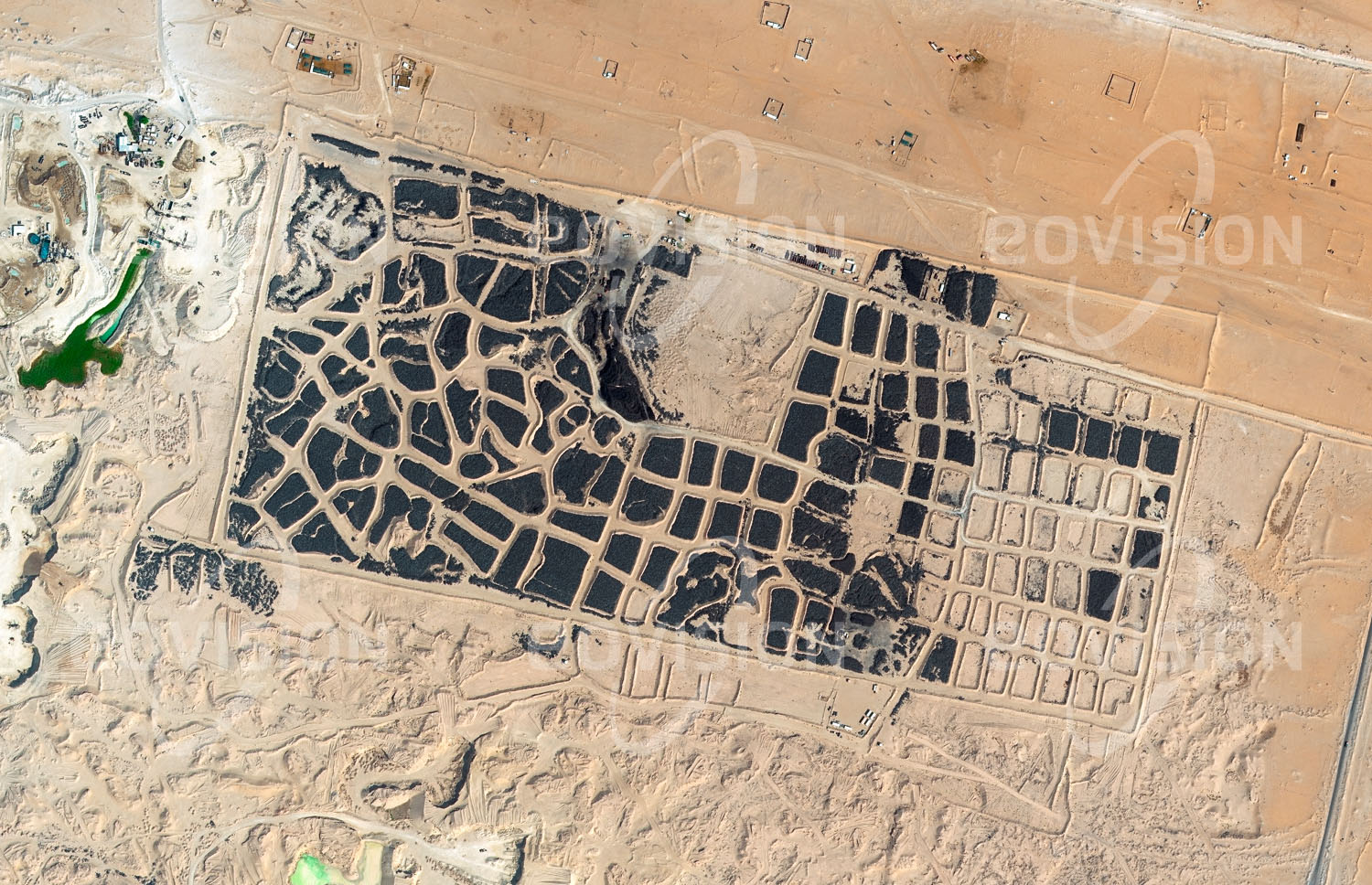 Das Satellitenbild 'SULAIBIYA, Kuwait' ist dem Bildband "Wüsten - Lebensraum der Extreme" entnommen. Autoreifen gehören zu den Verschleißteilen des modernen Verkehrswesens. Während in Mitteleuropa der überwiegende Teil der Altreifen recycelt wird, werden sie in Kuwait im Sand vergraben. Dieses Lager liegt westlich von Kuwait City und birgt etwa sieben Millionen Altreifen. Im April 2012 brach ein Großbrand aus, bei dem etwa fünf Millionen Altreifen verbrannten.