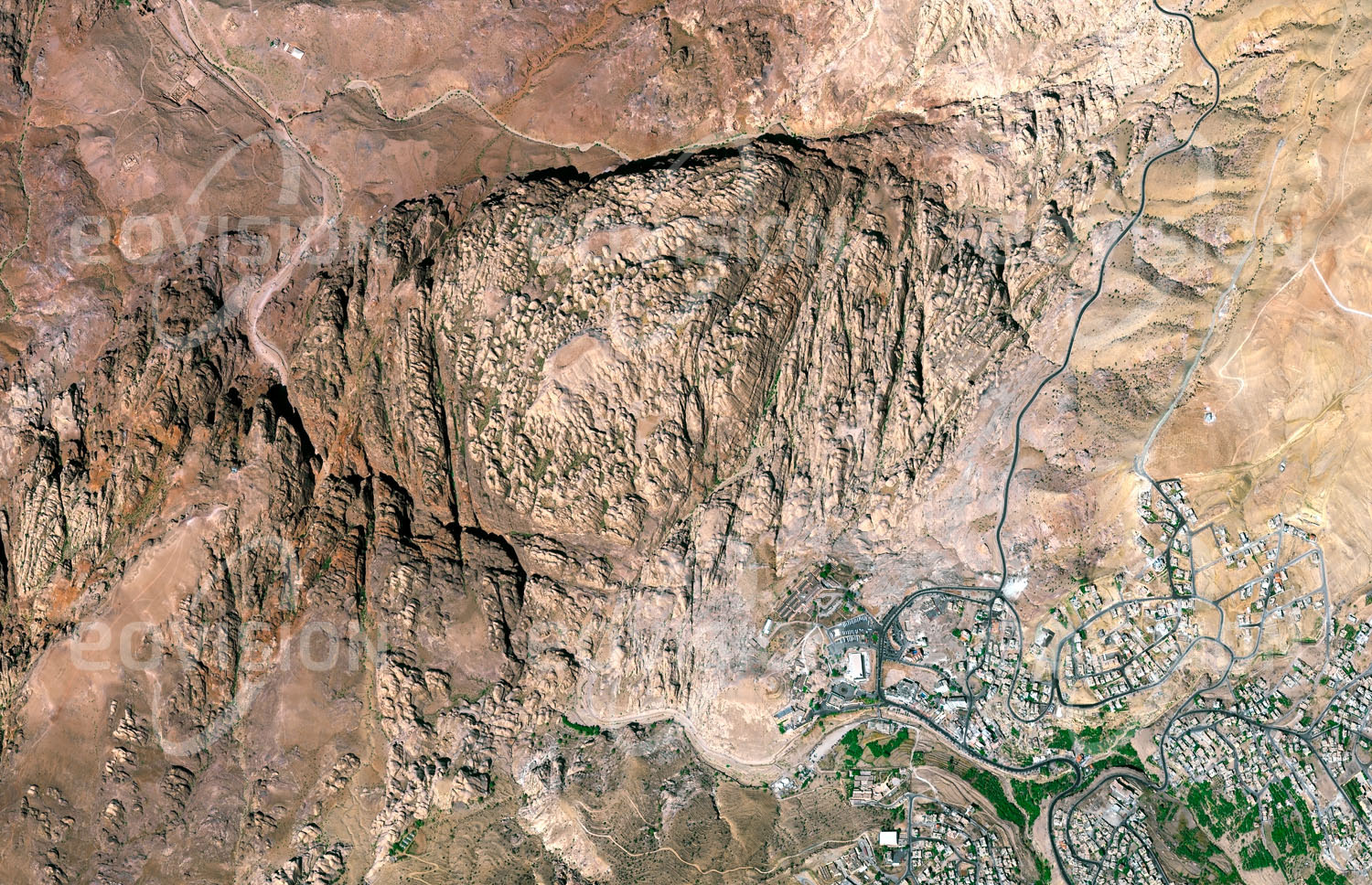 Das Satellitenbild 'PETRA, Jordanien' ist dem Bildband "Wüsten - Lebensraum der Extreme" entnommen. Älteste Spuren einer dauerhaften Besiedelung im Hochtal reichen etwa 11.000 Jahre zurück. Als wichtiger Handelsstützpunkt wurde Petra im 4. Jh. v. Chr. Hauptstadt des Nabatäerreichs. Die erst 1912 „wiedergefundene“ Ruinenstadt ist seit 1985 als Welterbestätte gelistet. Petra war durch Dämme, Zisternen und Wasserleitungen ausgezeichnet an die Wüste angepasst.