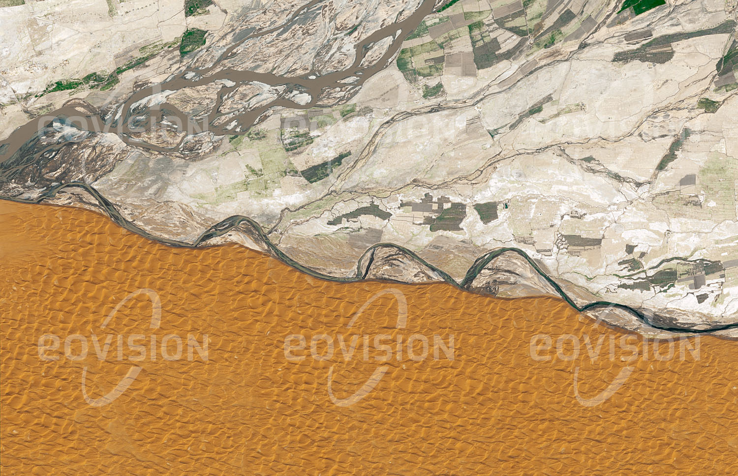 Das Satellitenbild 'KANDAHAR, Afghanistan' ist dem Bildband "Human Footprint - Satellitenbilder dokumentieren menschliches Handeln" entnommen. Landwirtschaft wird in Afghanistan meist in der Nähe von Gewässern betrieben, denen Wasser zur Bewässerung der Obst-, Baumwoll- und Tabak-felder entnommen wird.