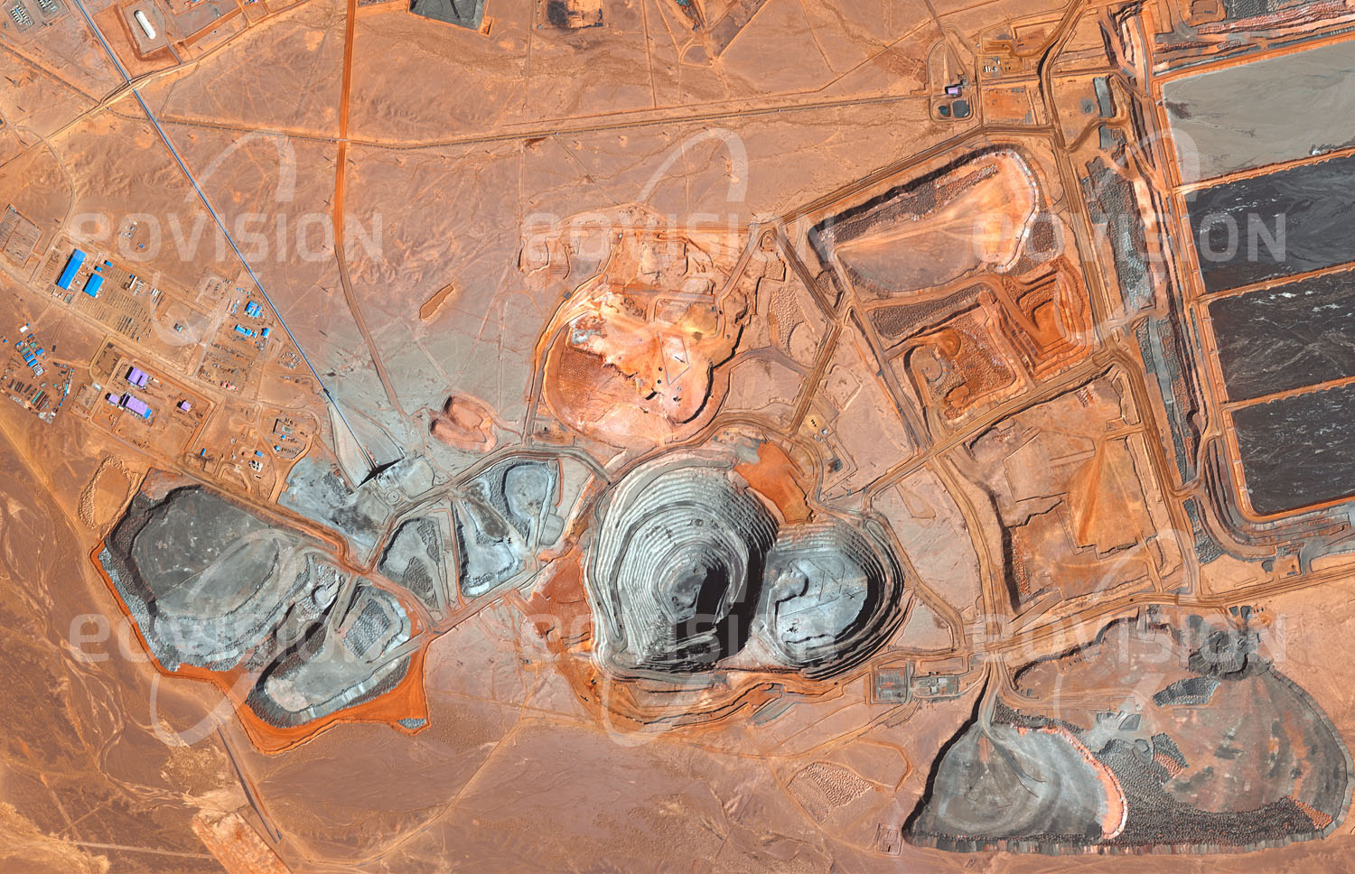 Das Satellitenbild 'OJUU TOLGOI MINE, Mongolei' ist dem Bildband "Wüsten - Lebensraum der Extreme" entnommen. Zu diesem Bild gibt es keine Bildbeschreibung